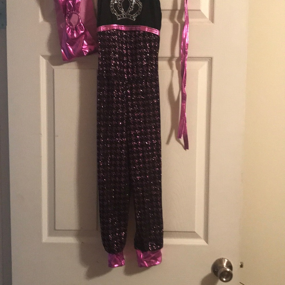 Glamorous - Picture 3 of 5